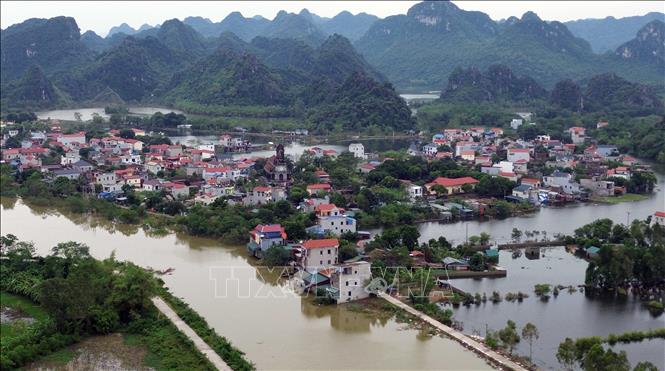 Nhiều hộ dân ở thôn Đồng Chiêm, xã An Phú vẫn ngập sâu trong biển nước. Ảnh: Trần Việt - TTXVN