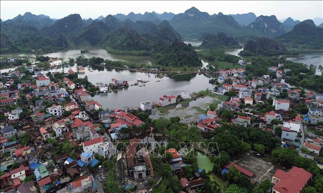 Nhiều thôn ở xã An Phú, huyện Mỹ Đức vẫn ngập trong biển nước. Ảnh: Trần Việt - TTXVN