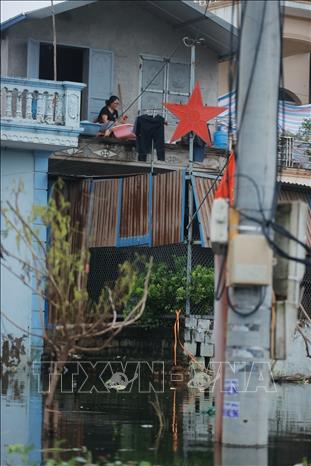 Nước vẫn ngập sâu hàng mét, ảnh hưởng không nhỏ tới sinh hoạt của người dân thôn Phú Hiền (xã Hợp Thanh). Ảnh: Minh Quyết - TTXVN