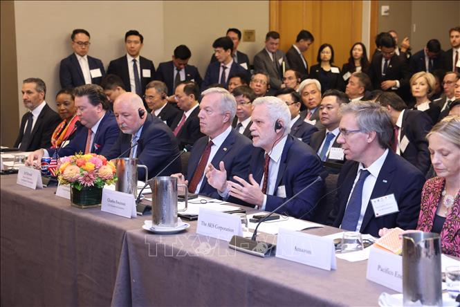 Representatives of US businesses speak at the forum. VNA Photo: Lâm Khánh 