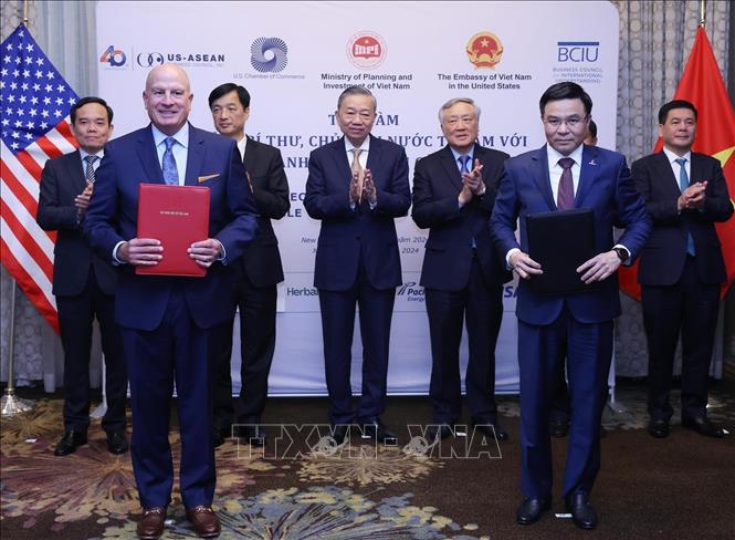 Party General Secretary and President To Lam witnesses the exchange of the cooperation agreement between the Vietnam National Oil and Gas Group and the GE Group. VNA Photo: Lâm Khánh