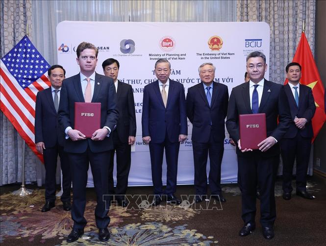 Party General Secretary and President To Lam witnesses the exchange of the cooperation agreement in the field of liquefied gas between the PetroVietnam Technical Services Corporation (PTSC) and Excelerate Energy Company. VNA Photo: Lâm Khánh