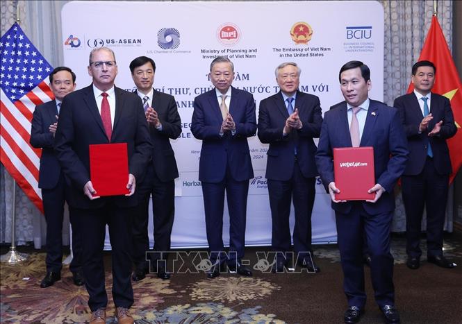Party General Secretary and President To Lam witnesses the exchange of the aviation cooperation agreement between Vietjet Air and Honeywell corporation. VNA Photo: Lâm Khánh