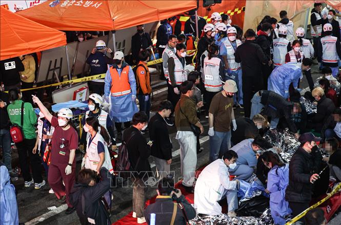 Hiện trường vụ giẫm đạp ở Itaewon, Hàn Quốc đêm 29/10/2022. Ảnh: Yonhap/TTXVN