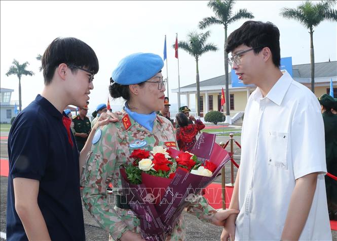 Nữ sĩ quan Bệnh viện dã chiến cấp 2 số 6 chia tay hai con trai trước giờ lên đường. Ảnh: Trọng Đức - TTXVN