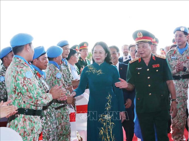 Phó Chủ tịch nước Võ Thị Ánh Xuân động viên, chúc mừng các sĩ quan tại lễ xuất quân. Ảnh: Trọng Đức - TTXVN