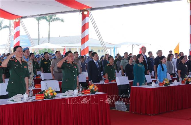 Phó Chủ tịch nước Võ Thị Ánh Xuân và các đại biểu dự lễ xuất quân. Ảnh: Trọng Đức - TTXVN