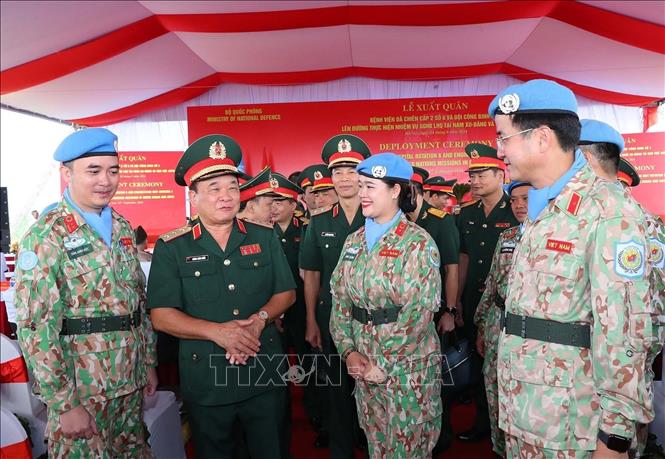 Thượng tướng Hoàng Xuân Chiến, Thứ trưởng Bộ Quốc phòng chúc mừng, động viên các sĩ quan của Bệnh viện dã chiến cấp 2 số 6 và Đội Công binh số 3 tại lễ xuất quân. Ảnh: Trọng Đức - TTXVN
