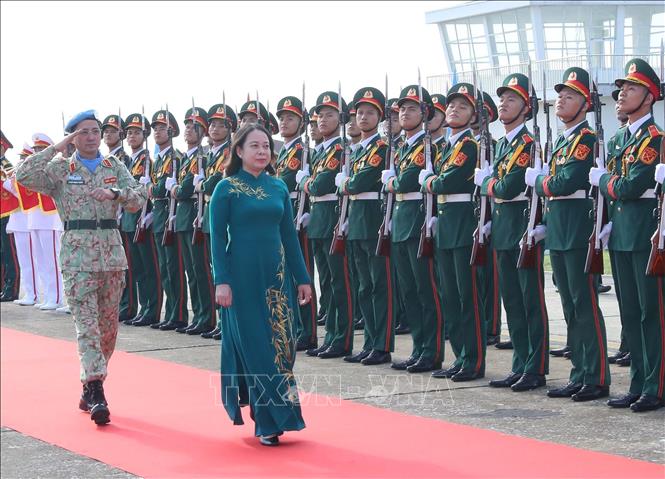 Phó Chủ tịch nước Võ Thị Ánh Xuân duyệt Đội danh dự QĐND Việt Nam tại lễ xuất quân. Ảnh: Trọng Đức - TTXVN