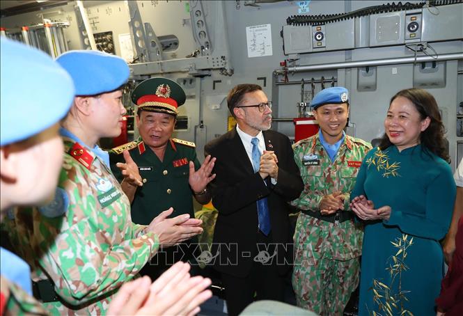 Phó Chủ tịch nước Võ Thị Ánh Xuân và đại diện các sứ quán, các tổ chức quốc tế tại Việt Nam lên máy bay tiễn các nữ sĩ quan lên đường làm nhiệm vụ. Ảnh: Trọng Đức - TTXVN