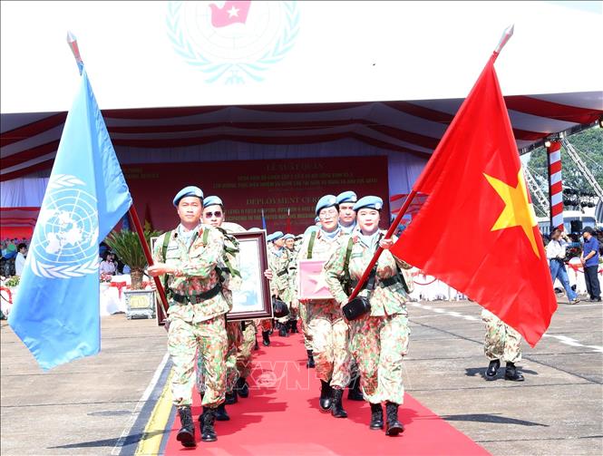 Các sĩ quan Bệnh viện dã chiến cấp 2 số 6 và Đội Công binh số 3 lên đường làm nhiệm vụ. Ảnh: Trọng Đức - TTXVN