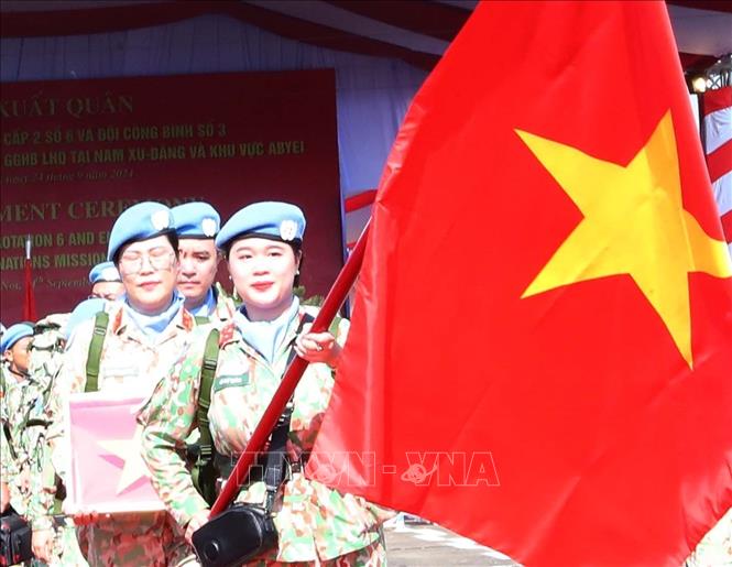 Các nữ sĩ quan Bệnh viện dã chiến cấp 2 số 6 lên đường làm nhiệm vụ. Ảnh: Trọng Đức - TTXVN