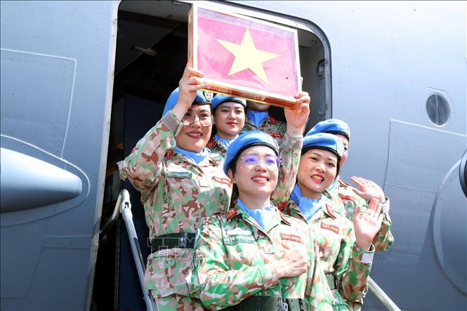 Các nữ sĩ quan Bệnh viện dã chiến cấp 2 số 6 lên đường làm nhiệm vụ. Ảnh: Trọng Đức - TTXVN