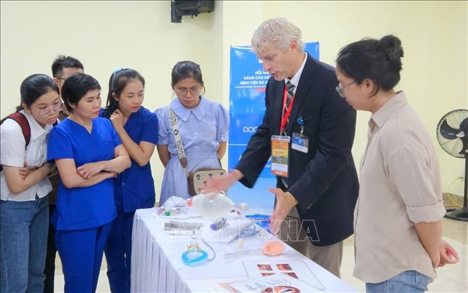 Chuyên gia tập huấn cho các học viên về một số kỹ năng trong cấp cứu. Ảnh: Văn Dũng - TTXVN