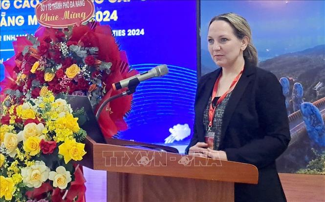 Bác sĩ Autumn Brogan (Bác sĩ Cấp cứu – Mayo Clinic, Hoa Kỳ) phát biểu tại hội nghị. Ảnh: Văn Dũng - TTXVN