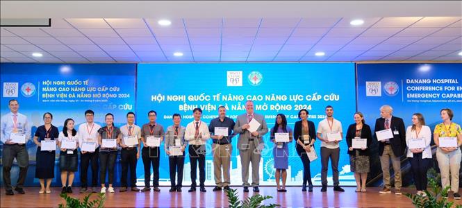 Trao giấy chứng nhận cho các báo cáo viên. Ảnh: Văn Dũng - TTXVN