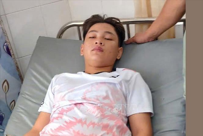 Học sinh trường THCS và THPT Kiên Hải đang điều trị tại Trung tâm y tế huyện Kiên Hải (Kiên Giang). Ảnh: TTXVN phát
