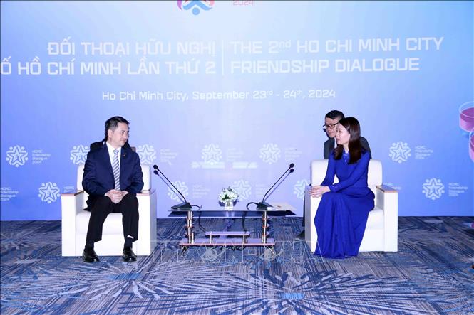 Deputy Minister of Foreign Affairs Nguyen Minh Hang receives Vice Mayor of Chongqing city Zheng Xiangdong. VNA Photo: Xuân Khu