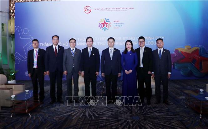 Deputy Minister of Foreign Affairs Nguyen Minh Hang (3rdR) and Vice Mayor of Chongqing city Zheng Xiangdong (4thR) among others. VNA Photo: Xuân Khu