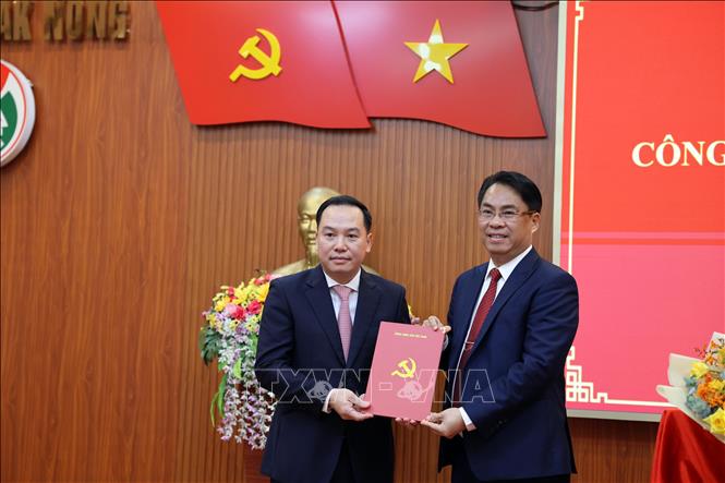 Ông Hồ Xuân Trường (trái) nhận quyết định điều động, chỉ định giữ chức Phó Bí thư Tỉnh ủy Đắk Nông, nhiệm kỳ 2020 – 2025. Ảnh: Hưng Thịnh - TTXVN