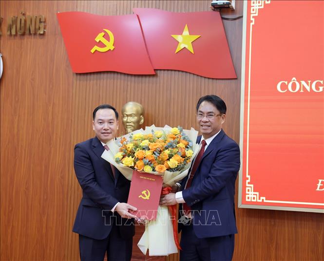 Tặng hoa chúc mừng ông Hồ Xuân Trường (trái), tân Phó Bí thư Tỉnh ủy Đắk Nông, nhiệm kỳ 2020 - 2025 nhận nhiệm vụ. Ảnh: Hưng Thịnh - TTXVN