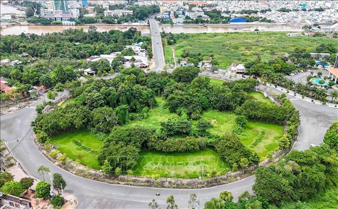 Khu đất vòng xoay cồn Cái Khế có diện tích hơn 23.000m2 sẽ được đấu giá cho thuê đất thương mại, dịch vụ trong thời hạn 50 năm. Ảnh: Thanh Liêm - TTXVN