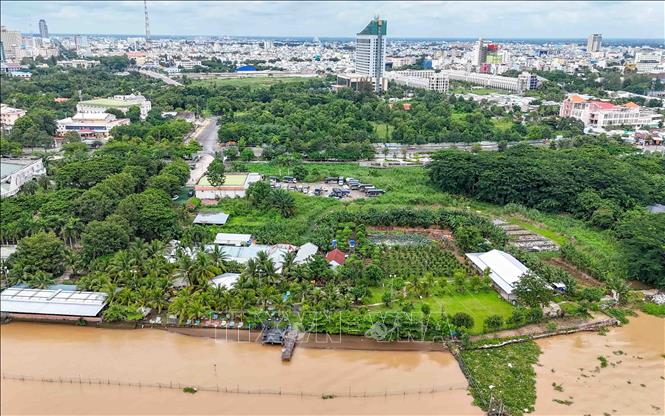 Khu đất Khu du lịch sông Hậu diện tích gần 79.000m2 hiện đang được cho doanh nghiệp thuê kinh doanh quán cà phê, nhà hàng. Ảnh: Thanh Liêm - TTXVN