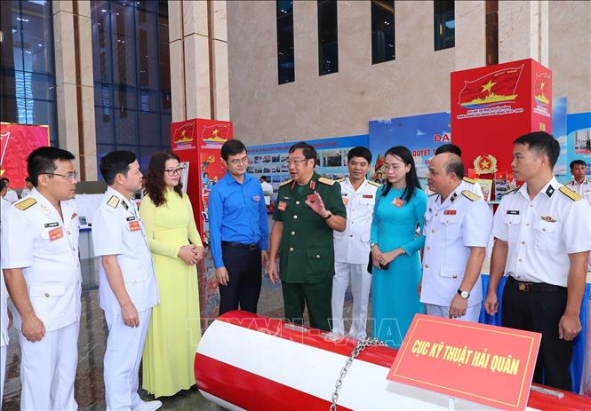 Thượng tướng Phạm Hoài Nam, Thứ trưởng Bộ Quốc phòng và các đại biểu tham quan trưng bày các sản phẩm, khí tài của Quân chủng Hải quân. Ảnh: Trọng Đức - TTXVN