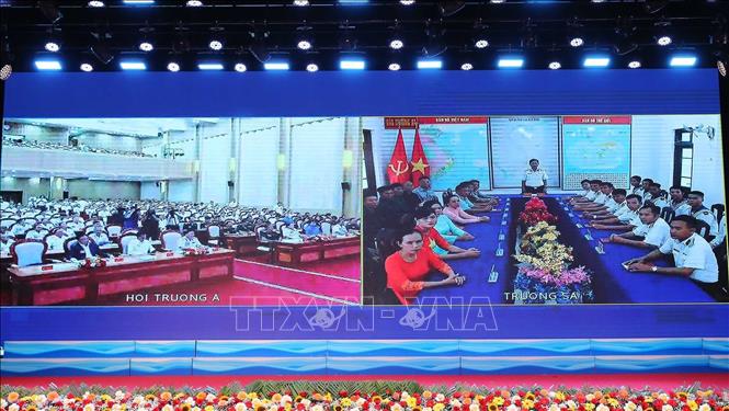 Đại hội được kết nối trực tuyến với đảo Trường Sa lớn để giao lưu với cán bộ, chiến sĩ và nhân dân trên đảo. Ảnh: Trọng Đức - TTXVN