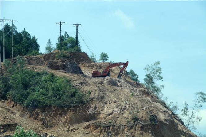 Các đơn vị thi công dự án xử lý sạt lở trên tuyến Quốc lộ 46B đẩy nhanh tiến độ, phấn đấu hoàn thành vào cuối năm 2024. Ảnh: Văn Tý-TTXVN