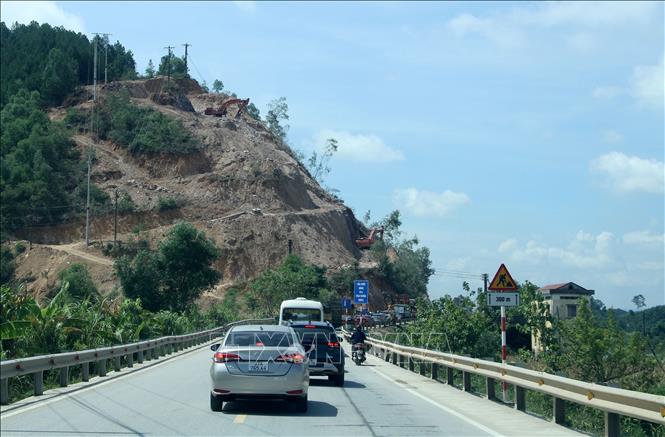 Tuyến Quốc lộ 46B có lưu lượng phương tiện tham gia giao thông lớn, qua nhiều huyện, thị của tỉnh Nghệ An. Ảnh: Văn Tý-TTXVN