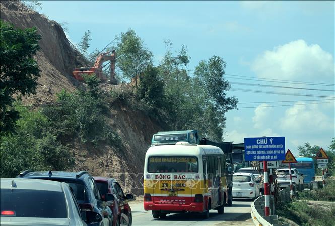 Tuyến Quốc lộ 46B có lưu lượng phương tiện tham gia giao thông lớn, qua nhiều huyện, thị của tỉnh Nghệ An. Ảnh: Văn Tý-TTXVN