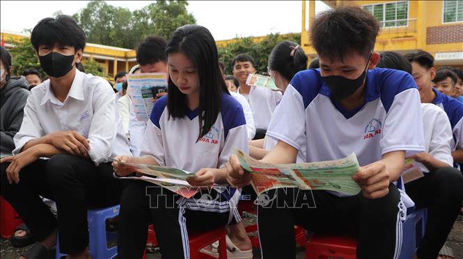 Tuyên truyền, giáo dục kiến thức, kỹ năng tham gia giao thông an toàn cho học sinh. Ảnh: Hồng Thái - TTXVN