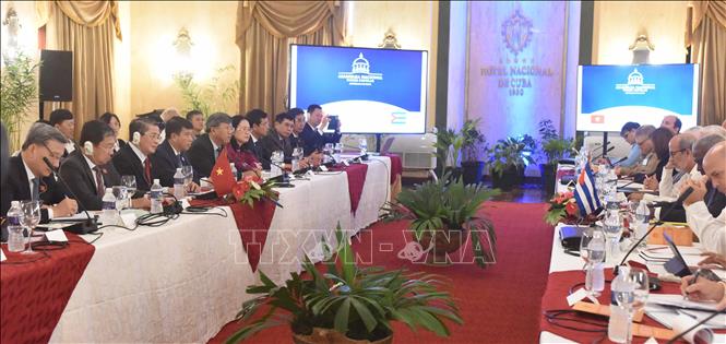 President of the National Assembly of People's Power of Cuba Esteban Lazo Hernandez, and Vice Chairman of the National Assembly of Vietnam Nguyen Duc Hai co-chair the first session of the Vietnam-Cuba Inter-Parliamentary Cooperation Committee in Havana on September 24. VNA Photo: Việt Hùng