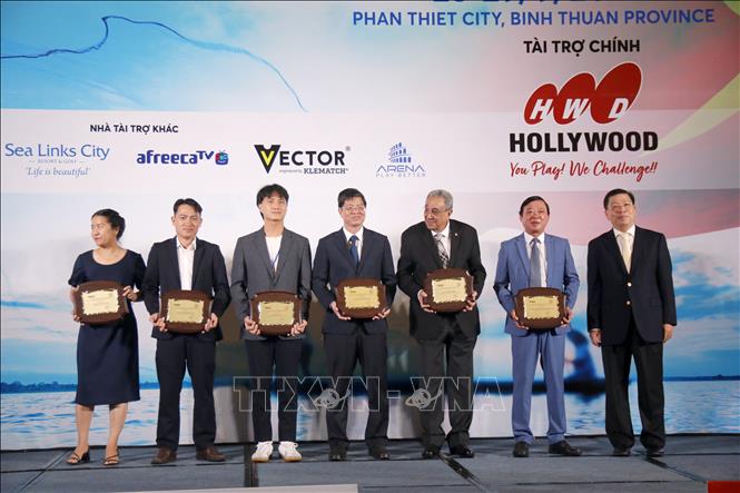 Tặng kỷ niệm chương cho các đơn vị phối hợp tổ chức Giải. Ảnh: Nguyễn Thanh - TTXVN