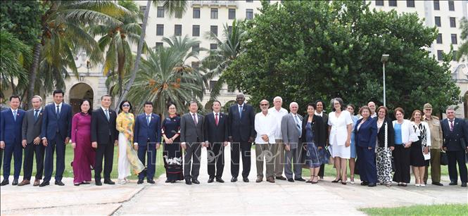 Cuban and Vietnamese delegates pose for a photo. VNA Photo: Việt Hùng