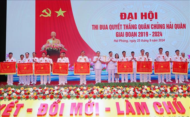 Lãnh đạo Quân chủng Hải quân trao Cờ Thi đua đơn vị xuất sắc tiêu biểu trong phong trào Thi đua Quyết thắng giai đoạn 2019 - 2024 cho các tập thể. Ảnh: Trọng Đức - TTXVN