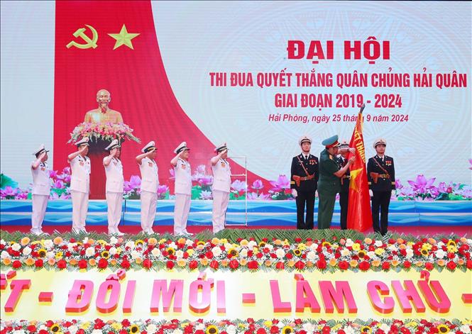 Thượng tướng Phạm Hoài Nam, Thứ trưởng Bộ Quốc phòng gắn Huân chương Bảo vệ Tổ quốc hàng Ba lên cờ truyền thống của Quân chủng Hải quân. Ảnh: Trọng Đức - TTXVN