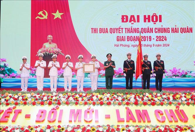 Thượng tướng Phạm Hoài Nam, Thứ trưởng Bộ Quốc phòng trao Huân chương Bảo vệ Tổ quốc hàng Ba cho Quân chủng Hải quân. Ảnh: Trọng Đức - TTXVN