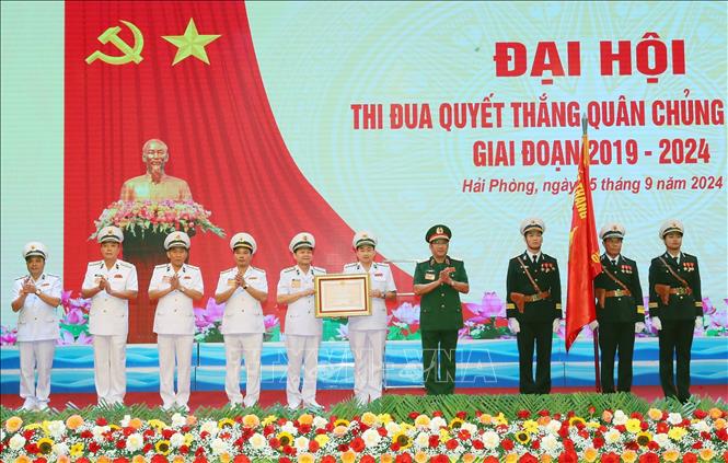 Thượng tướng Phạm Hoài Nam, Thứ trưởng Bộ Quốc phòng trao Huân chương Bảo vệ Tổ quốc hàng Ba cho Quân chủng Hải quân. Ảnh: Trọng Đức - TTXVN