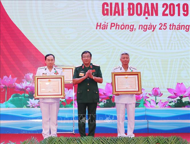 Thượng tướng Phạm Hoài Nam, Thứ trưởng Bộ Quốc phòng trao Huân chương Bảo vệ Tổ quốc hàng Ba cho hai cá nhân. Ảnh: Trọng Đức - TTXVN