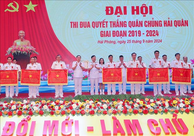 Lãnh đạo Quân chủng Hải quân trao Cờ Thi đua đơn vị xuất sắc tiêu biểu trong phong trào Thi đua Quyết thắng giai đoạn 2019 - 2024 cho các tập thể. Ảnh: Trọng Đức - TTXVN
