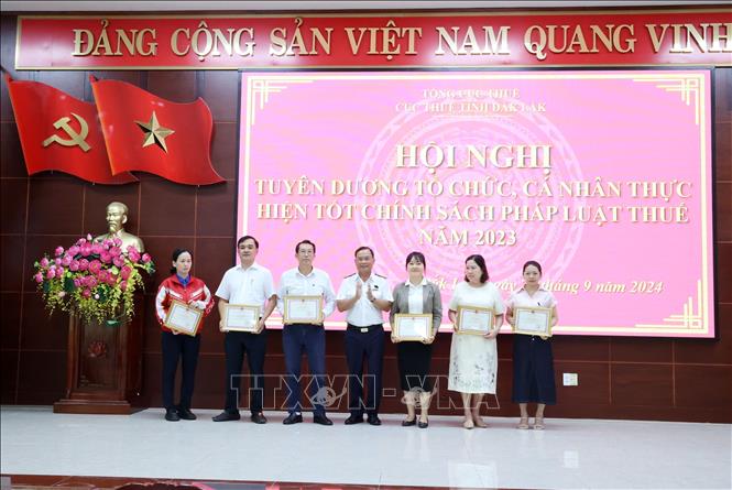 Tổng cục Thuế tặng Giấy khen cho 7 tổ chức, cá nhân tại tỉnh Đắk Lắk thực hiện tốt chính sách, pháp luật thuế năm 2023. Ảnh: Hoài Thu - TTXVN