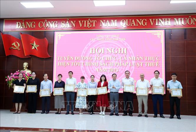 Chủ tịch UBND tỉnh Đắk Lắk tặng Bằng khen cho các tổ chức thực hiện tốt chính sách, pháp luật thuế năm 2023. Ảnh: Hoài Thu - TTXVN