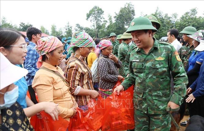 Bà con nhân dân xã Nậm Lúc tặng quà cho lực lực lượng tìm kiếm, cứu hộ  khi kết thúc nhiệm vụ. Ảnh: TTXVN phát
