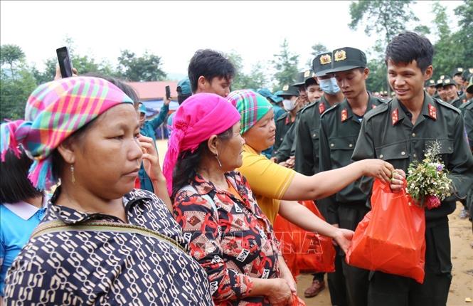 Bà con nhân dân xã Nậm Lúc tặng quà cho lực lực lượng tìm kiếm, cứu hộ  khi kết thúc nhiệm vụ. Ảnh: TTXVN phát