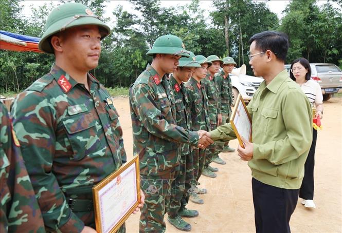 Bí Thư Huyện ủy Bắc Hà Nguyễn Duy Hòa trao bằng khen cho các tập thể, cá nhân tham giam tìm kiếm, cứu nạn tại địa phương. Ảnh: TTXVN phát