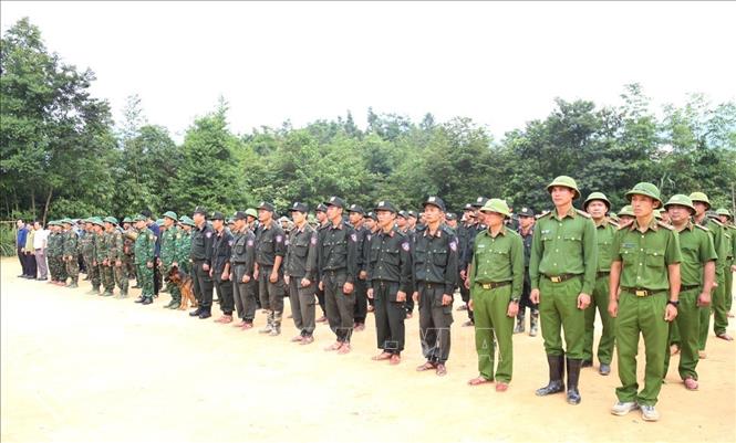 Lực lượng tìm kiếm cứu hộ, cứu nạn chủ lực tại Bắc Hà tập trung trước lúc rời địa bàn. Ảnh: TTXVN phát