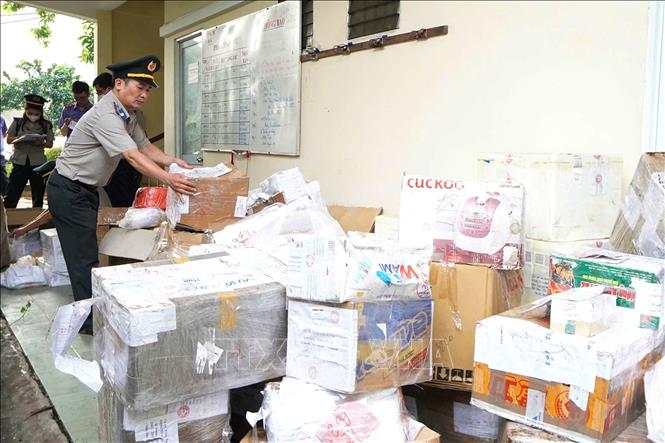 Chấp hành viên Cục Thi hành án dân sự Thành phố Hồ Chí Minh cùng đại diện Viện Kiểm sát nhân dân Thành phố kiểm đếm tang vật trước khi đưa đến lò tiêu hủy. Ảnh TTXVN phát
