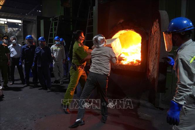 Công an Thành phố Hồ Chí Minh cùng cơ quan chức năng đưa ma túy vào lò tiêu hủy. Ảnh TTXVN phát
